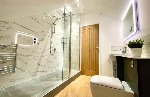 New Forest District Apartment | Private, Couples Forest Escape - Free Parking - Stunning & Stylish 1 Bedroom Coach house! - 5 Minute Walk to a great bistro pub! - Great Location - Fast WiFi - Smart TV - Newly Refurbished! Direct New Forest access Close to Burley