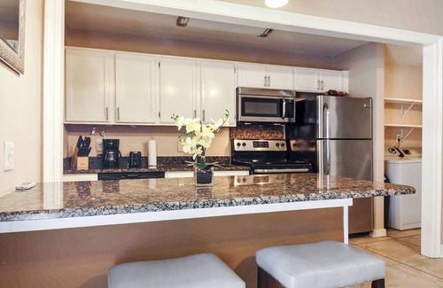 Faubourg Livaudais Condo | PRIVATE COURTYARD! ST.CHARLES AVE! GARDEN DISTRICT!