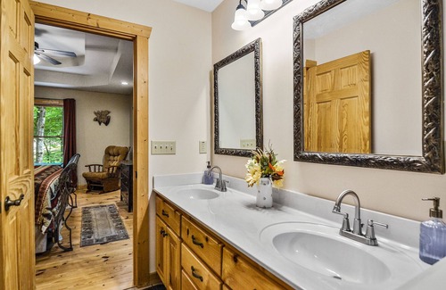 Eagle Mountain Cabin | Private-Covered porch-Fire Pit Comfy outdoor furniture -Mountain Community
