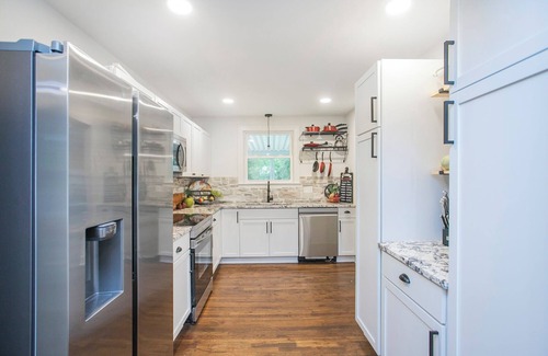 Merry Oaks House | Private Cozy 4BR Near Airport! Gated with Fire pit!