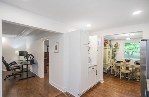 Merry Oaks House | Private Cozy 4BR Near Airport! Gated with Fire pit!
