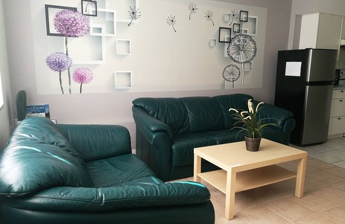 Oakridge House | PRIVATE COZY TWO BEDROOM SUITE