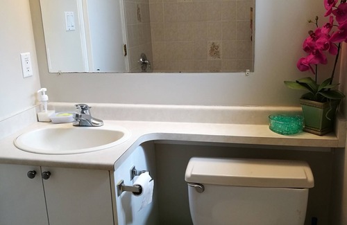 Oakridge House | PRIVATE COZY TWO BEDROOM SUITE