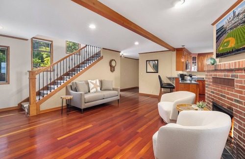 South Colby House | Private & Cozy Waterfront Retreat: Rainier to DT Seattle VIEWS, A/C, Pool Table!