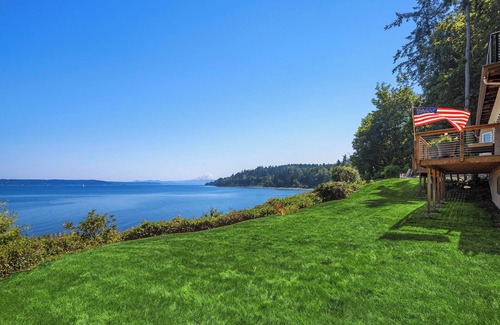 South Colby House | Private & Cozy Waterfront Retreat: Rainier to DT Seattle VIEWS, A/C, Pool Table!