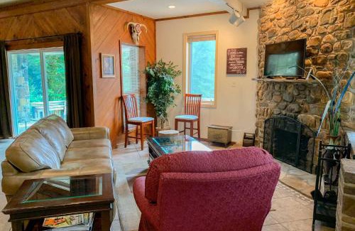 Mid America House | Private Deck and Dock Home on Lake Hamilton!