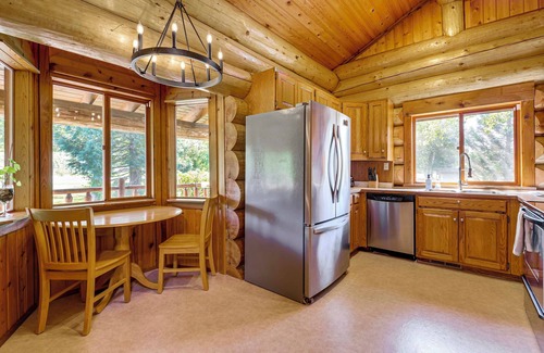 Arlington Heights Cabin | Private Deck: Dog-Friendly Arlington Cabin
