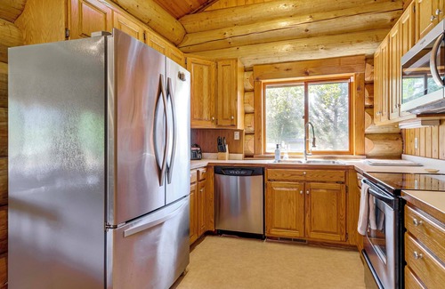 Arlington Heights Cabin | Private Deck: Dog-Friendly Arlington Cabin