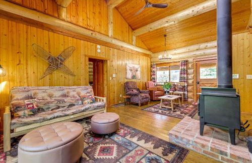 Arlington Heights House | Private Deck Dog-Friendly Arlington Cabin