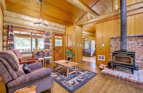 Arlington Heights House | Private Deck Dog-Friendly Arlington Cabin