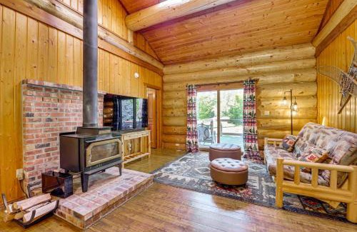 Arlington Heights House | Private Deck Dog-Friendly Arlington Cabin