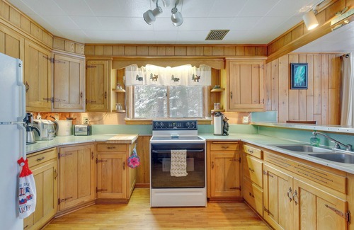 Mercer Cabin | Private Dock + Screened Porch: Echo Lake Cabin