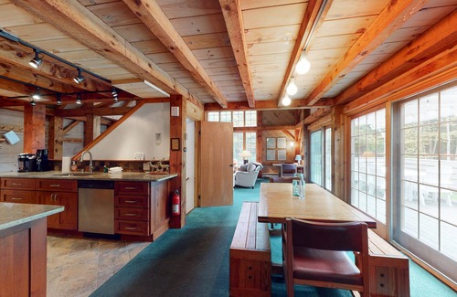 Stratton and Bromley Ski Areas House | Private, Dog-Friendly Estate with Free WiFi, Fireplaces, Washer/Dryer, & Pond