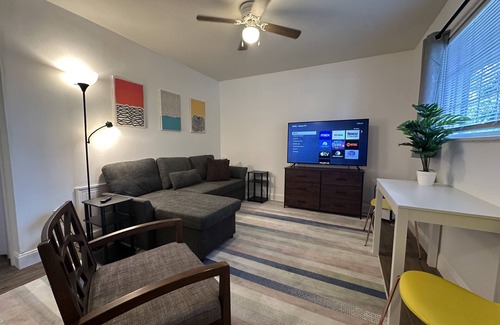 Livingston Park Apartment | Private downtown Columbus 1 bed/1 bath mins from hospitals, sports & airport