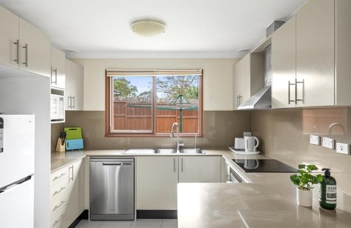 Milperra House | Private Ensuite Queen Room - Centrally Located at Milperra