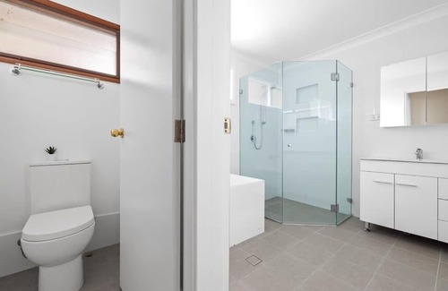 Milperra House | Private Ensuite Queen Room - Centrally Located at Milperra