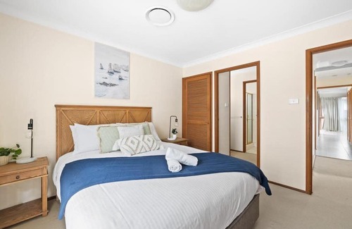 Milperra House | Private Ensuite Queen Room - Centrally Located at Milperra