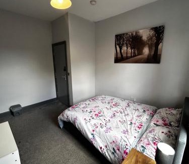 Rotherham House | Private ensuite room close to Rotherham city centre 5