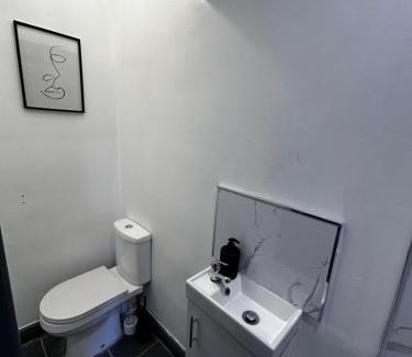 Rotherham House | Private ensuite room close to Rotherham city centre 2