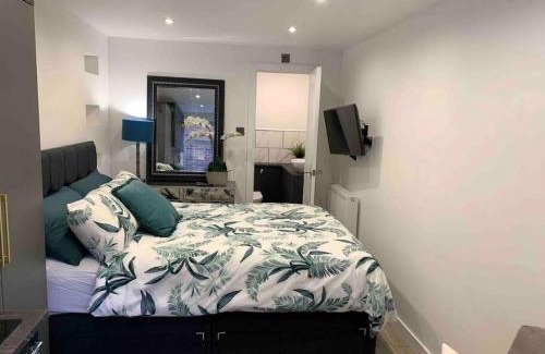 Salford Apartment | Private entrance 1 bed studio Salford - Perfect location for Concerts, RHS Gardens, Manchester City Centre and Salford Quays