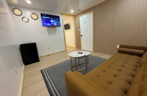 Ottawa Division Apartment | Private entrance, 2xBR, 2xBath, 1 living, near Canadian Tire center. Brand new.