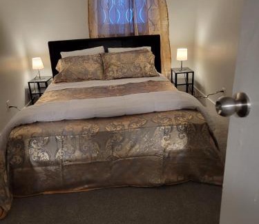 Southwest Edmonton Apartment | Private Family Hideaway or Business Travel in Edmonton - 2 Bedroom Apartment