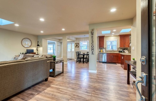 Cottage Lake House | Private Farmhouse Estate w/Barn ✔ Wedding, Event