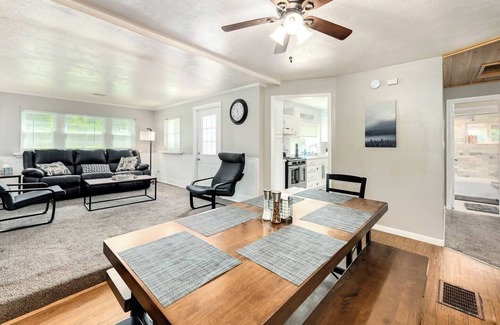 South Kansas City House | Private Feel | Monthly Stays | Fire Pit | Fast Wifi | 2 Queens | Huge Lot | Off-Street Parking