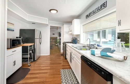 South Kansas City House | Private Feel | Monthly Stays | Fire Pit | Fast Wifi | 2 Queens | Huge Lot | Off-Street Parking