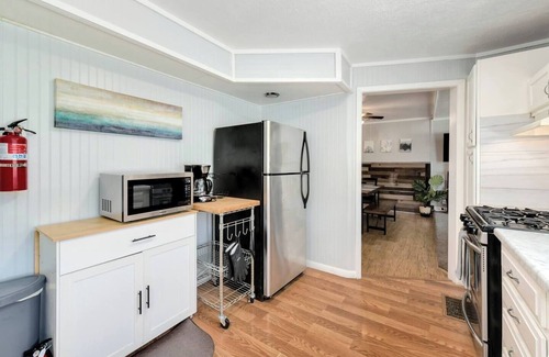 South Kansas City House | Private Feel | Monthly Stays | Fire Pit | Fast Wifi | 2 Queens | Huge Lot | Off-Street Parking