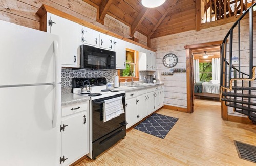 Dahlonega Cabin | Private Fishing Lake, Hot Tub, Fire Pit, Walking Trails And Nearby Wineries