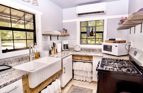 Lakehills House | Private & Funky Container Home Near Medina Lake!