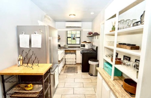 Lakehills House | Private & Funky Container Home Near Medina Lake!