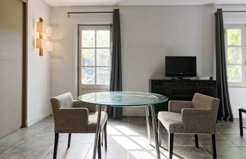 Meyreuil Apartment | Private furnished apartment with all comfort has a terrace, garden & pool