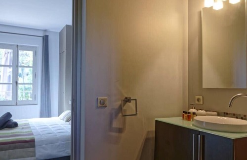 Meyreuil Apartment | Private furnished apartment with all comfort has a terrace, garden & pool