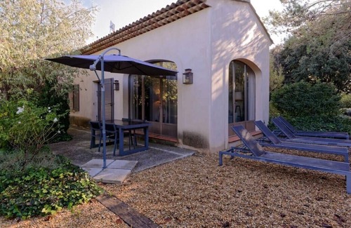 Meyreuil Apartment | Private furnished apartment with all comfort with a garden & swimming pool