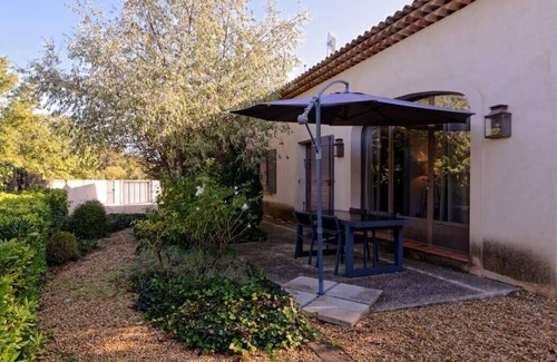 Meyreuil Apartment | Private furnished apartment with all comfort with a garden & swimming pool