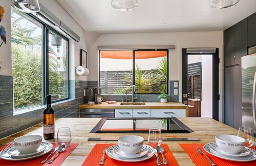 Mission Hills Apartment | Private Garden ~ Spa Bath ~ Chic Retreat ~ Central