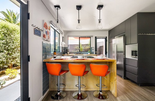Mission Hills Apartment | Private Garden ~ Spa Bath ~ Chic Retreat ~ Central