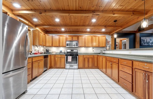 Sunday River Area Cabin | Private Getaway w/Views, Hot Tub + Games