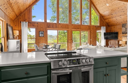 Clayton Cabin | Private Getaway with Views! 8 mins to Lake Burton! Tallulah River 1 mile away!