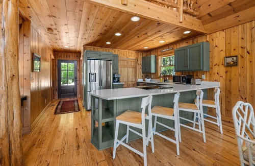 Clayton Cabin | Private Getaway with Views! 8 mins to Lake Burton! Tallulah River 1 mile away!