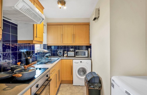 Barnehurst Apartment | Private Ground Floor Studio Flat In Dartford DA1. Free Parking TFL Zone 6nn