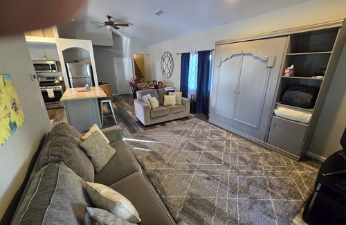 Paso Robles House | Private Guest House, Sleeps 6, Infinity Pool, Jacuzzi, Pet-Friendly, Wineries
