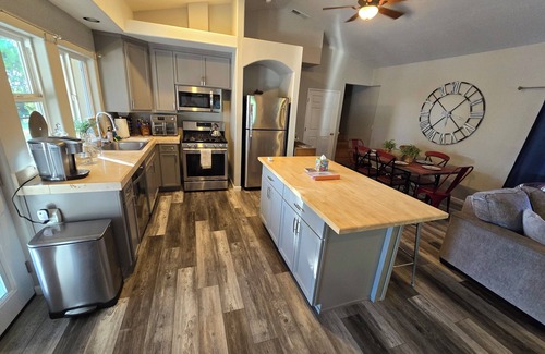 Paso Robles House | Private Guest House, Sleeps 6, Infinity Pool, Jacuzzi, Pet-Friendly, Wineries