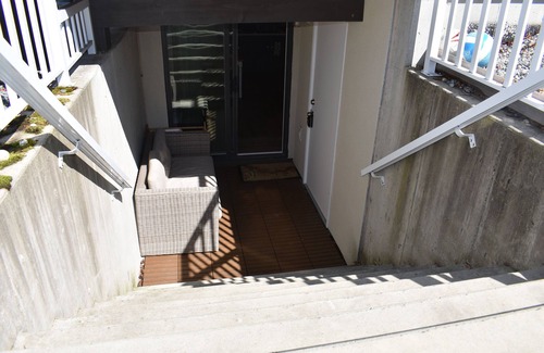 Central Lonsdale Apartment | Private Guest Suite in North Vancouver H912202172
