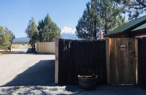 Montague Apartment | PRIVATE GUEST STUDIO & INSPIRING MT. SHASTA VIEW