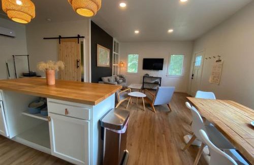 Knoxville House | Private Guesthouse - Quiet Space