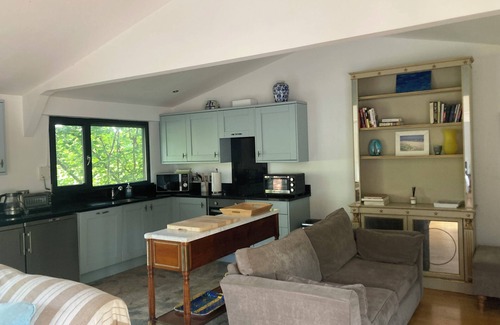 Runnymede Apartment | Private Guesthouse, with garden views and jacuzzi
