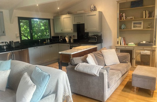Runnymede Apartment | Private Guesthouse, with garden views and jacuzzi